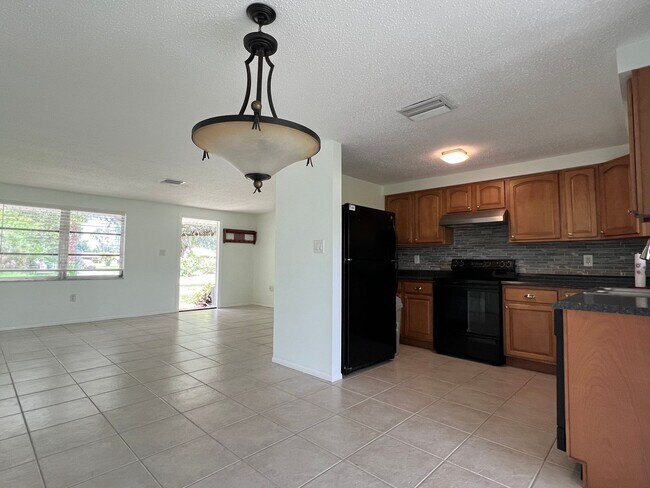 Building Photo - ** Annual ** 2 Bed / 2 Bath ** Single Fami...