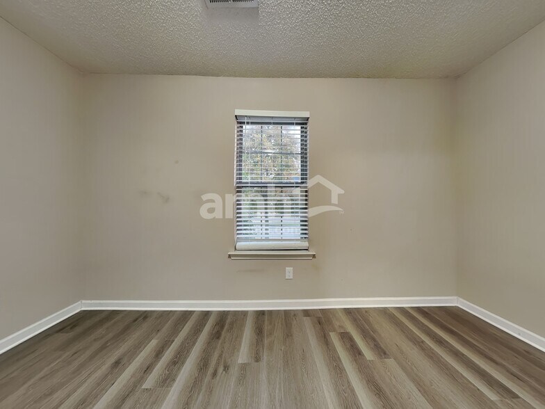 Building Photo - 10062 Mill Hill Ave