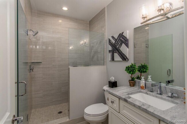 Building Photo - 53081 Enclave Cir