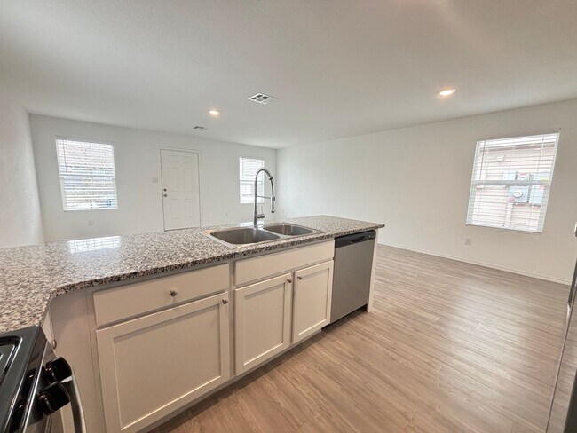 Building Photo - Charming Single-Story Home in Amenity-Rich Silos Community