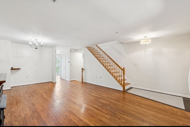Building Photo - Spacious 3BR Townhome Near Metro & Nationa...