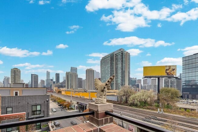 Building Photo - 816 W Hubbard St