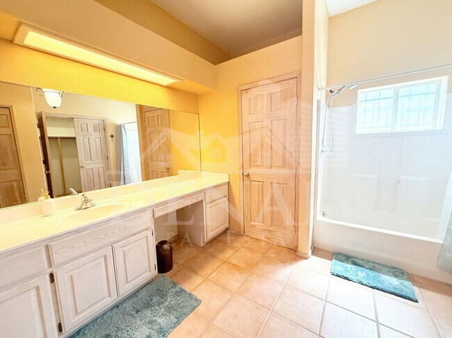 Building Photo - 1221 E Cholla St