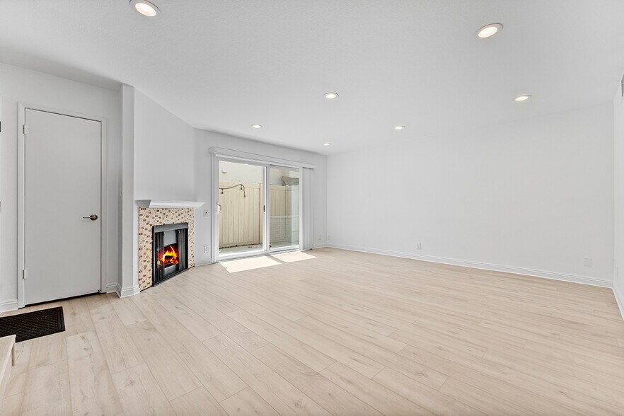 Building Photo - 10341 Canoga Ave