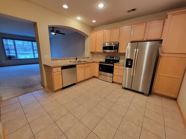 Building Photo - Lovely 2 Bed / 2 Bath TH w/ Heated Underground Parking in Plymouth!