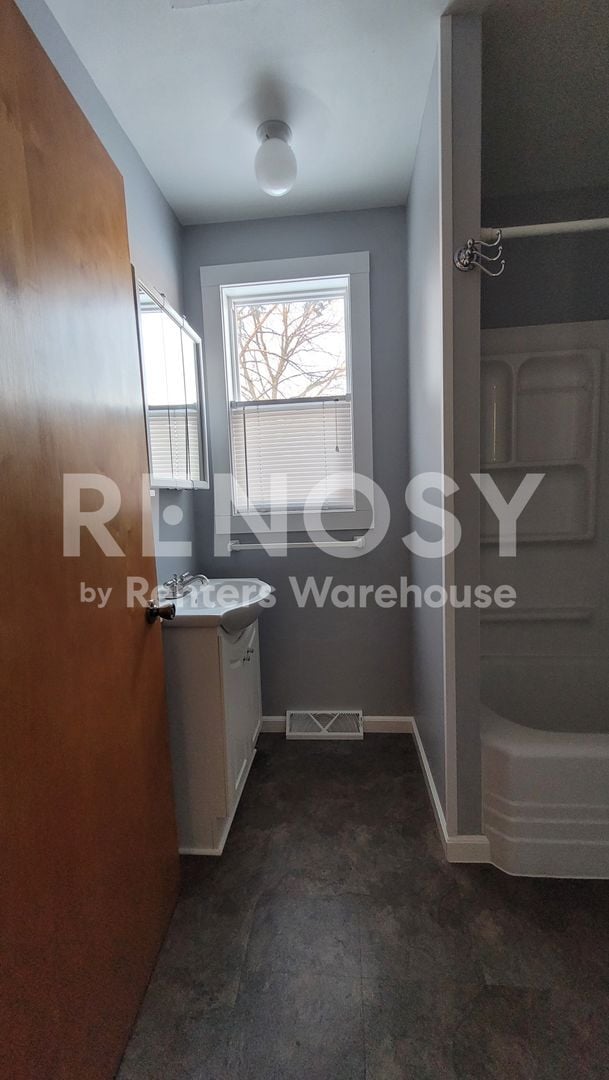 Building Photo - 4BD/2BA in Newport Available Now!