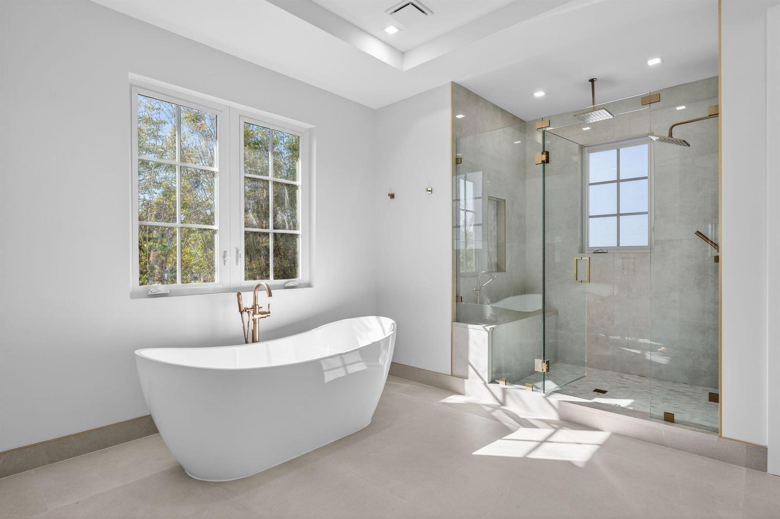 Building Photo - 310 SE 9th Ct