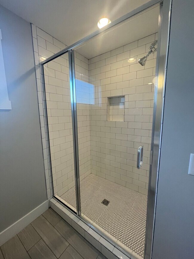 Building Photo - 561A Veritas St