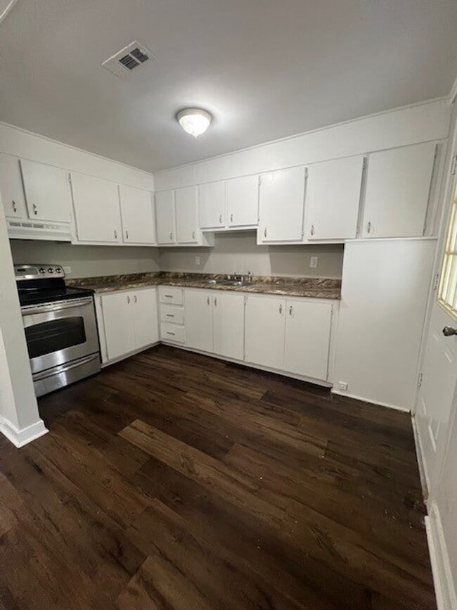 Building Photo - 2 Bedroom, 1 Bathroom Home