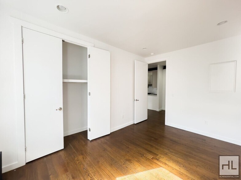 Building Photo - EASTERN PARKWAY / Crown Heights / Spacious...