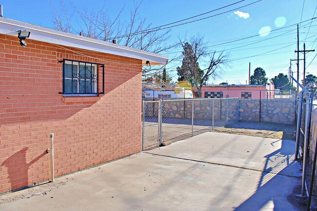 Building Photo - Spacious home Move-In Ready
