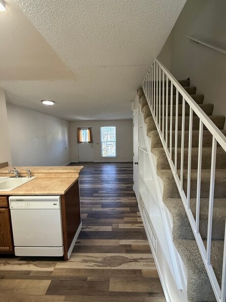 Building Photo - 3654 Queen Anne Way