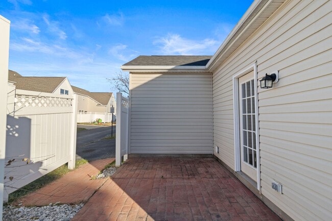 Building Photo - $200 OFF FIRST 2 MONTH'S OF RENT FOR 14+ MONTH LEASE!