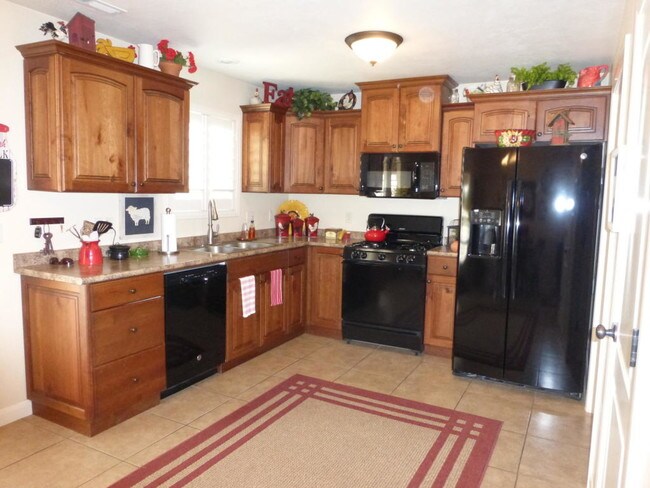 Kitchen - 370 1425 N St