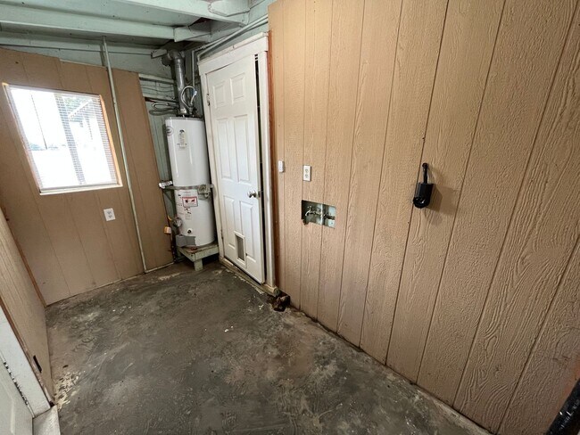 Building Photo - Strathmore House, Move In Ready!