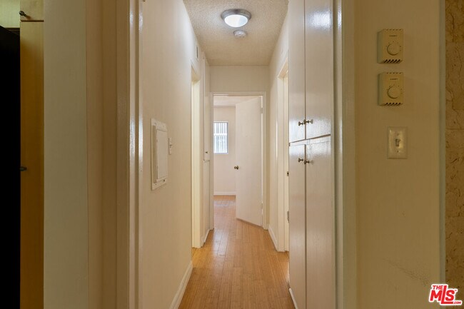 Building Photo - 1033 6th St