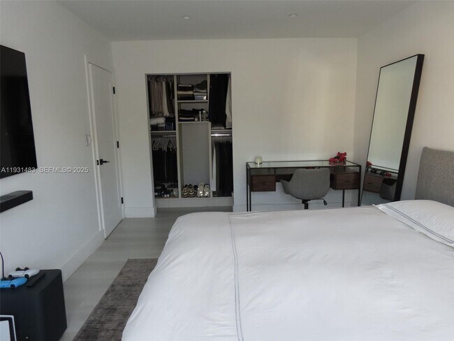 Building Photo - 260 187th St