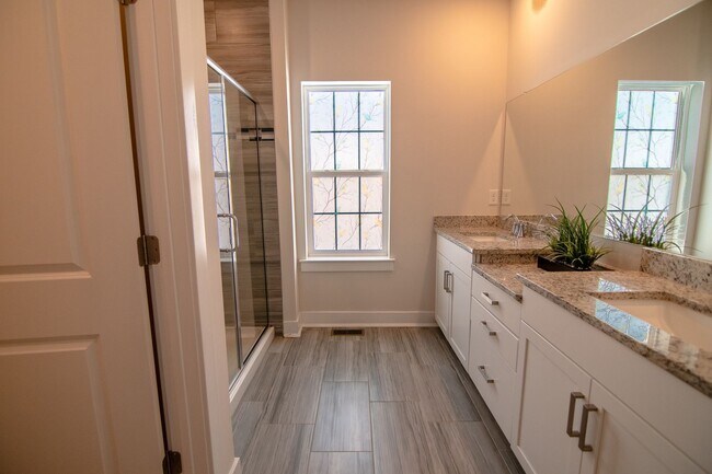 Building Photo - Luxury 3B/3.5B Townhome with Finished Base...