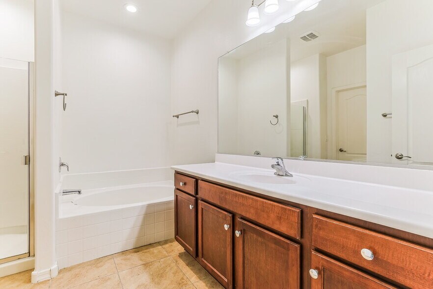 Building Photo - 7515 W Irwin Ave