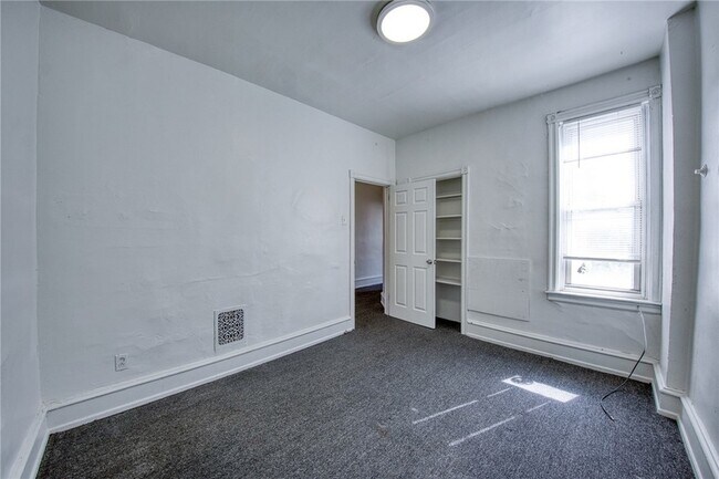 Building Photo - 354 Ophelia St