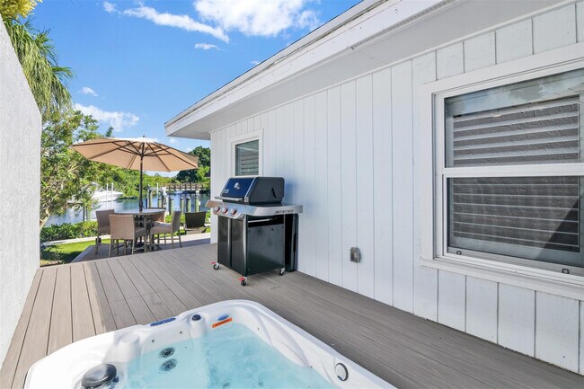 Building Photo - 17026 Bay St