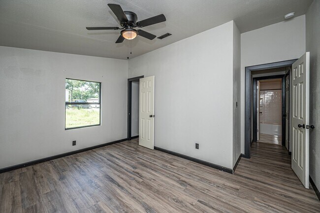 Building Photo - 4 Bedroom 2 Bath