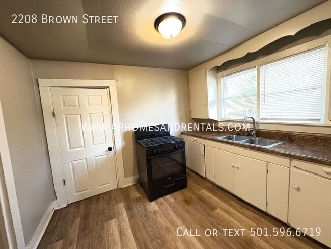 Building Photo - 2208 Brown St