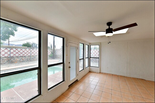 Building Photo - 10565 Murphy St