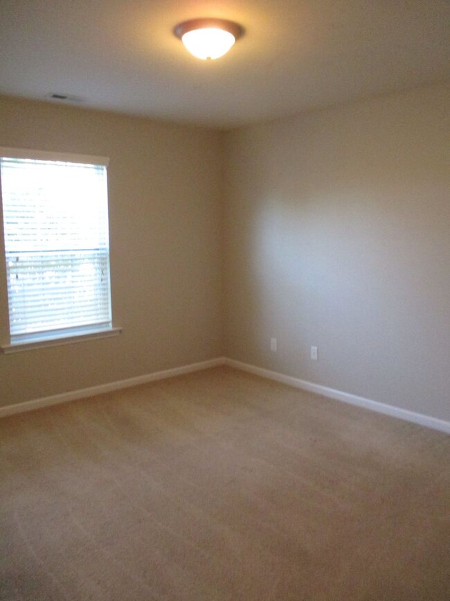 Building Photo - Pretty 3 Bedroom Townhouse in the Clemmons...