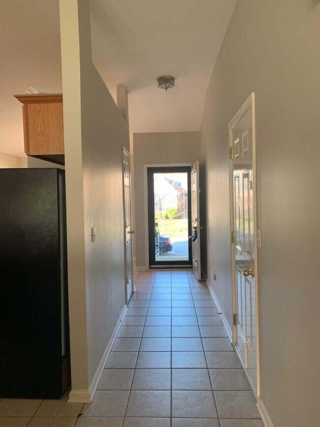 Building Photo - 772 Rosslyns Dale