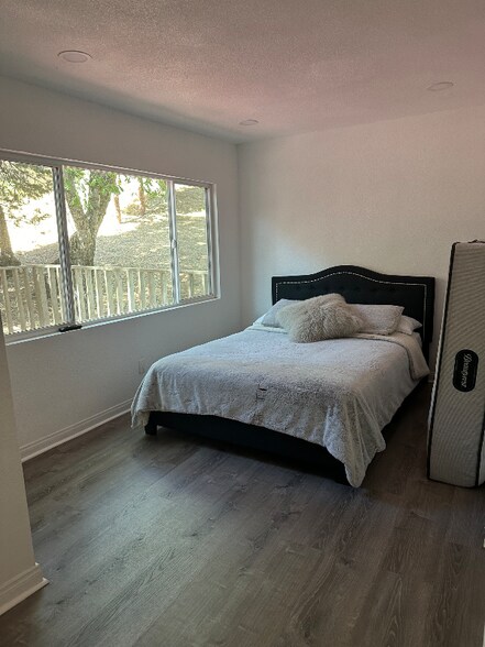 Building Photo - 518 Acacia Dr