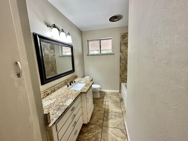 Building Photo - 1926 Laurelwood Dr