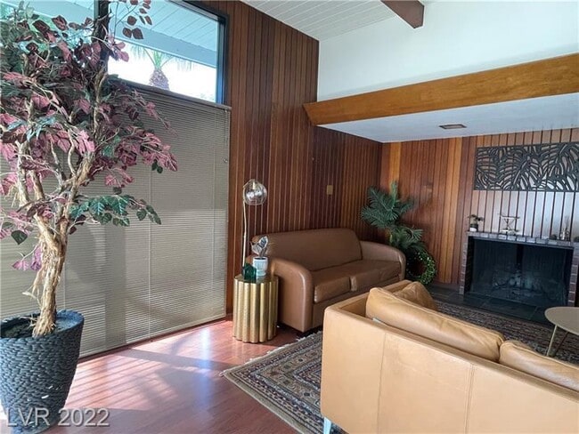 Building Photo - FULLY FURNISHED! & Recently renovated mid-term in downtown - close to arts district