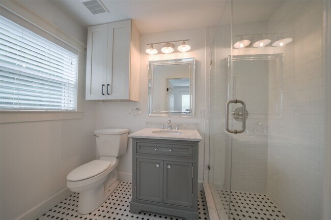 Building Photo - 811 Woodard St