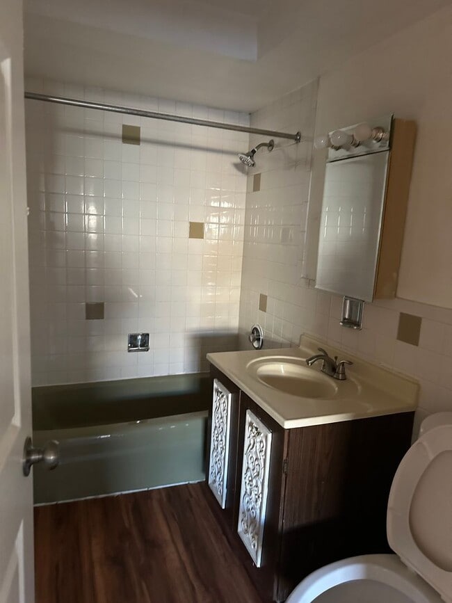 Building Photo - 1 Bed One Bath in DOWNTOWN Forest Park!!!