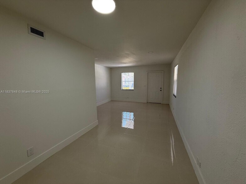 Building Photo - 1494 W 34th St