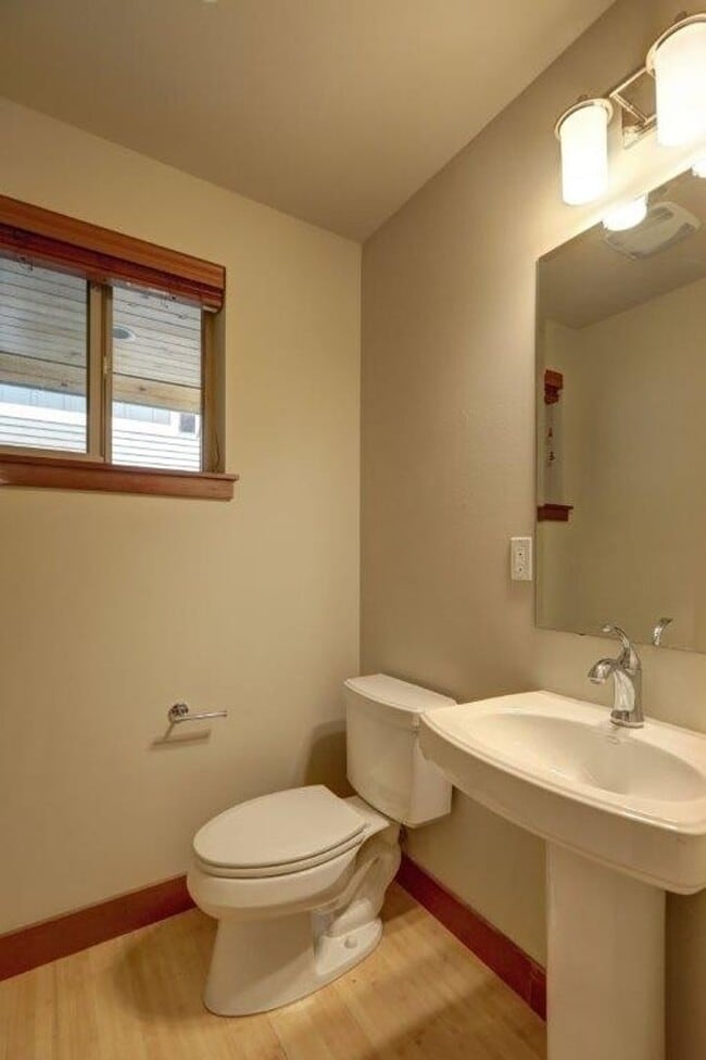 Building Photo - Stunning 3bd, 2.5ba Townhome Available in ...