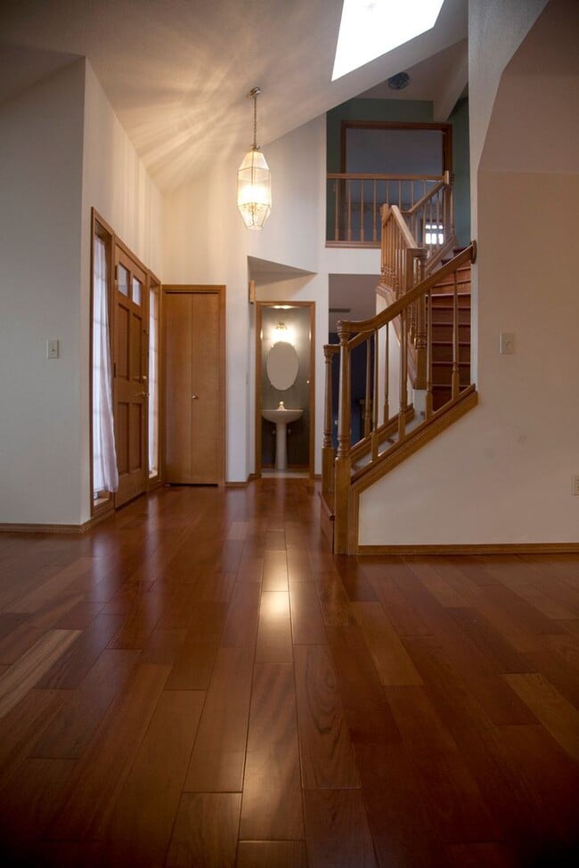 Building Photo - Gorgeous Beaverton home available with att...