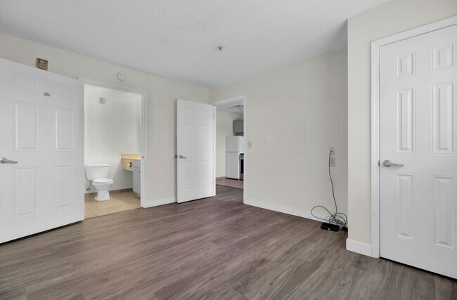 Building Photo - FIRST MONTH FREE- 1BD/1BA Apt- Recently Renovated- Available December 1, 2025