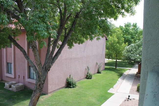 Building Photo - 2166 N Pantano Rd