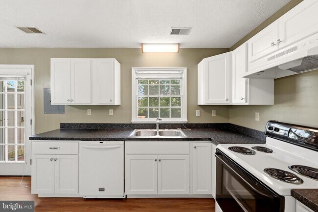Building Photo - 504 Tudor Dr