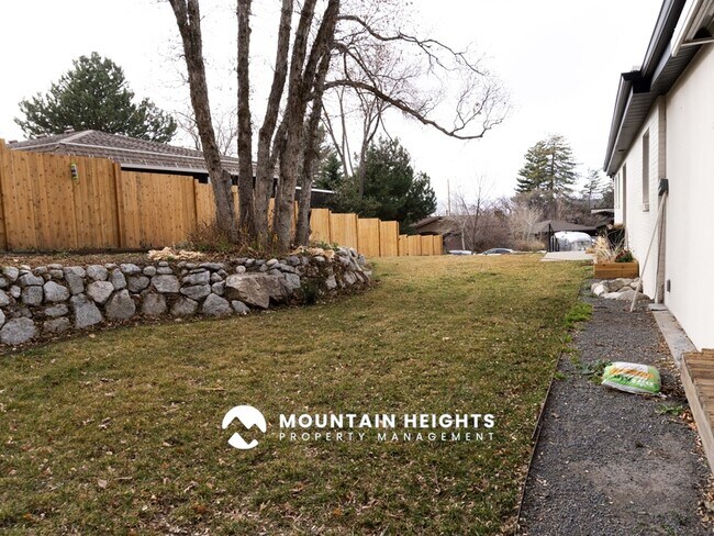 Building Photo - 8589 Kings Hill Dr