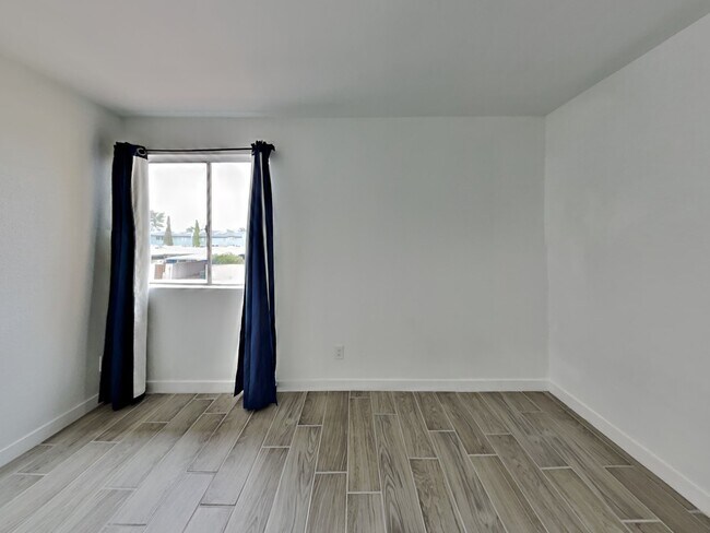 Building Photo - 828 S Langley Ave