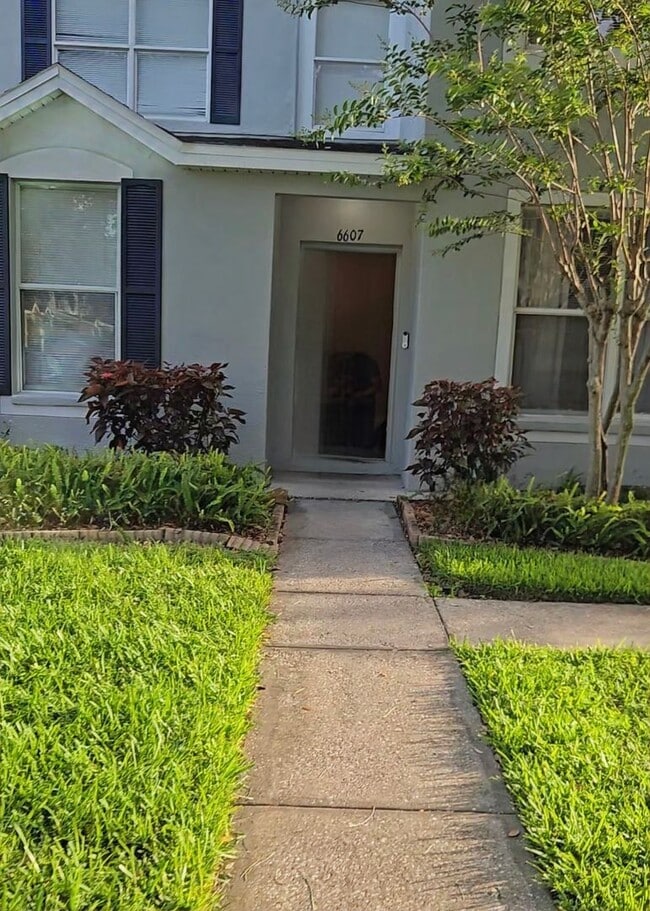 Building Photo - SPACIOUS, BEAUTIFUL 3 BEDROOM 2.5 BATH TOW...