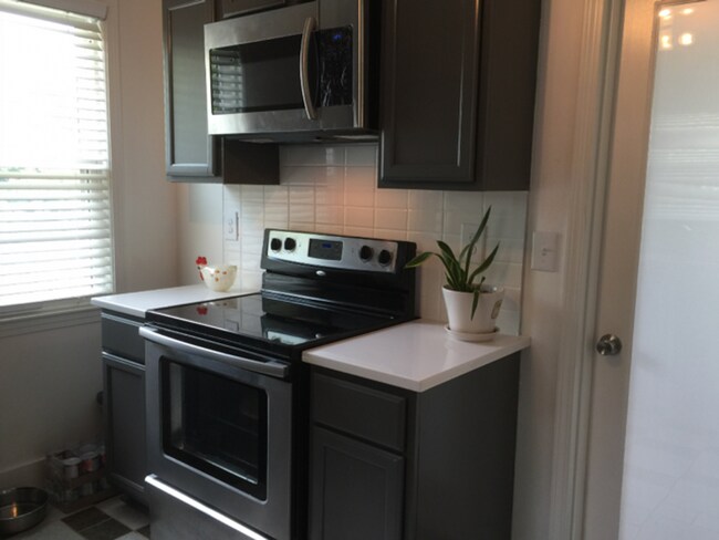Building Photo - 4 bed/2 bath house in East Nashville,Pet Friendly,Fenced Yard,minutes to Shelby Bottoms