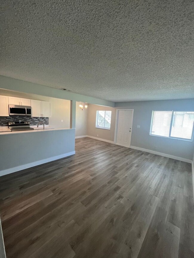 Building Photo - 2 br, 1 bath House - 902 E TIFFANY DR #3