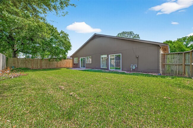 Building Photo - 15903 Hickory Knoll Dr