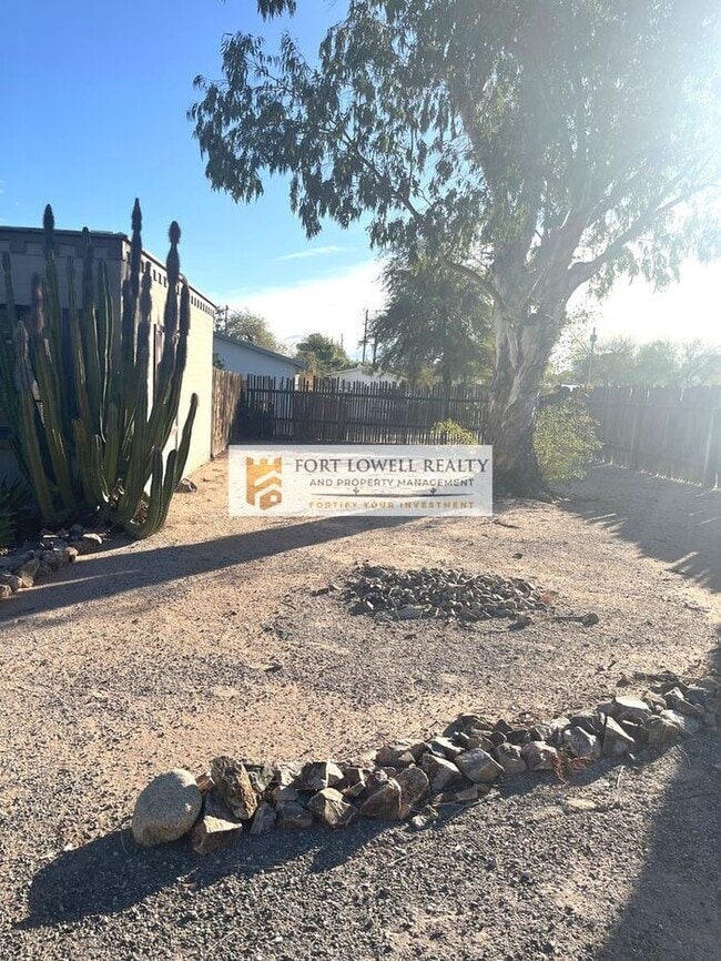 Building Photo - 1 bed 1 bath/washer/dryer/carport/Private Yard