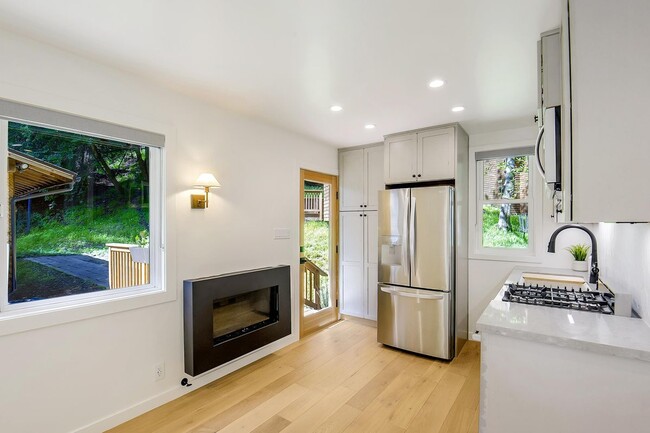 Building Photo - 112 Cypress Dr