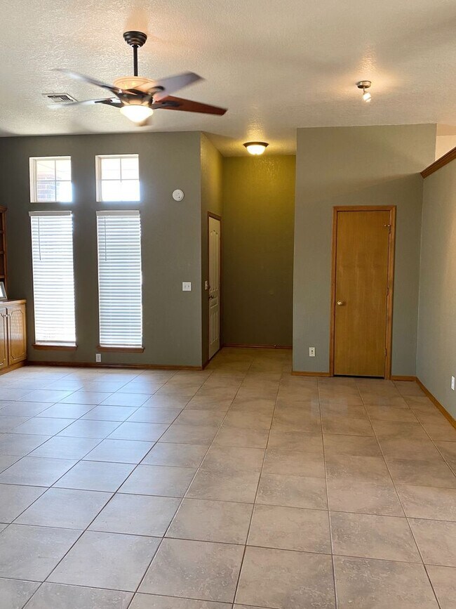Building Photo - 631 Stoneridge Dr